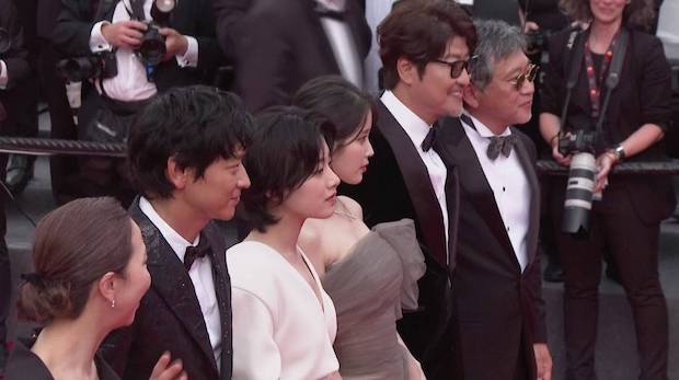 ไม่ได้ตั้งใจ?!! สาวฝรั่งเศสเบียดชน ‘ไอยู’ บนพรมแดงเมืองคานส์