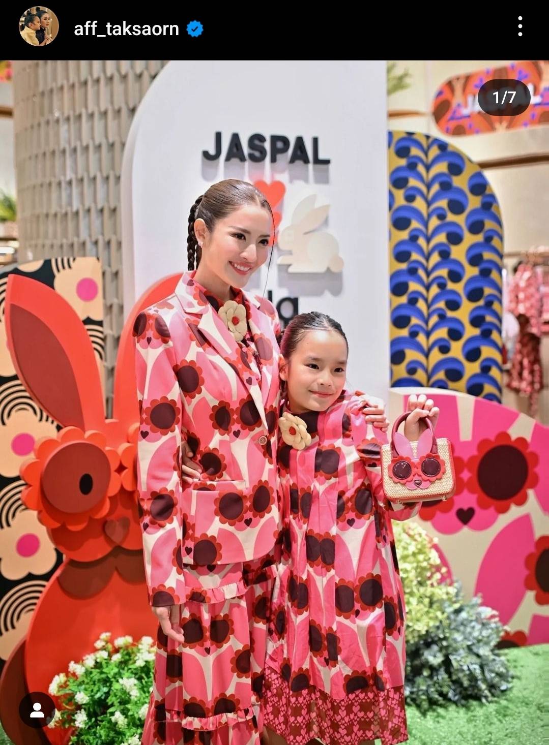 คุณแม่สุดปลื้ม แอฟ ทักษอร อวดความสวยของ น้องปีใหม่ ในลุดชุดไทย