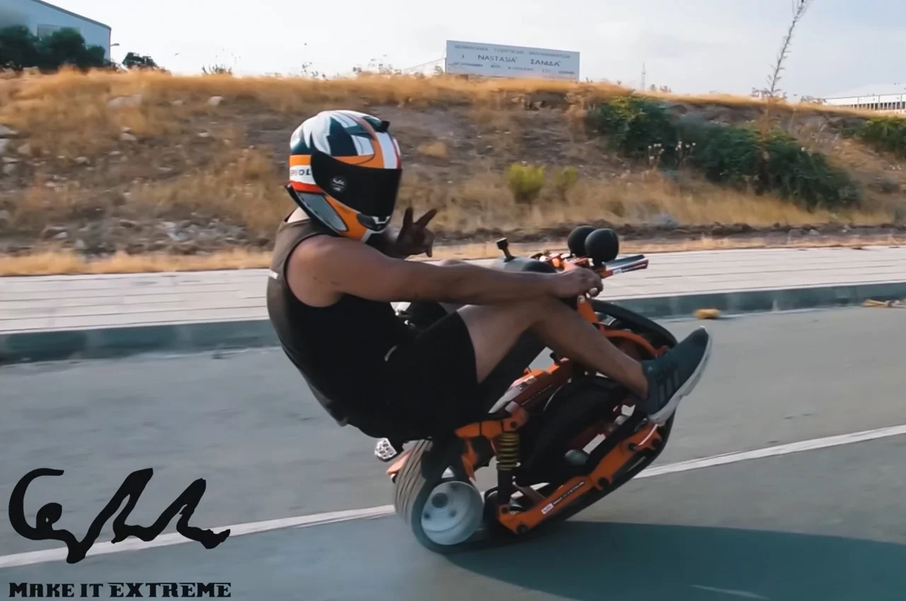 มอเตอร์ไซค์ไฟฟ้าล้อเดี่ยว Monotrack Bike ทำจากยางรถยนต์รีไซเคิล