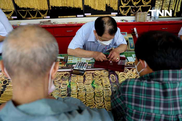 ราคาทองพุ่งเช้านี้ ทองรูปพรรณขายออกบาทละ 39,050 บาท ราคาทองพุ่งเช้านี้ ทองรูปพรรณขายออกบาทละ 39,050 บาท