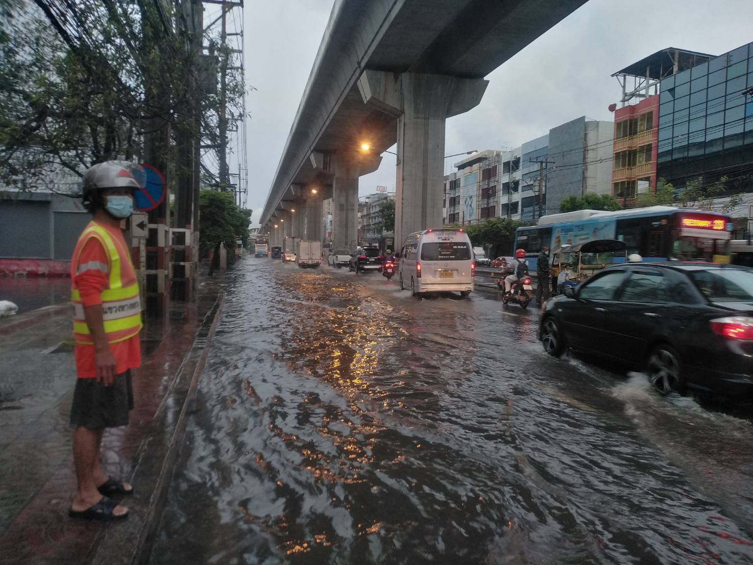 “ฝนถล่มกรุง น้ำท่วมรอการระบายข้ามคืน” “ฝนถล่มกรุง น้ำท่วมรอการระบายข้ามคืน”