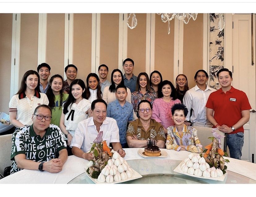 ภาพหาดูยาก เจ้าสัวบุญชัย ครอบครัวพร้อมหน้ากับลูกทั้ง 6 คน