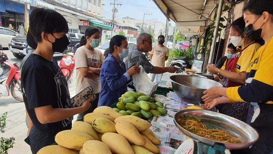มิลลิ ดันยอดขาย! ข้าวเหนียวมะม่วง โคราชคนแห่ต่อคิวซื้อเต็มหน้าร้าน