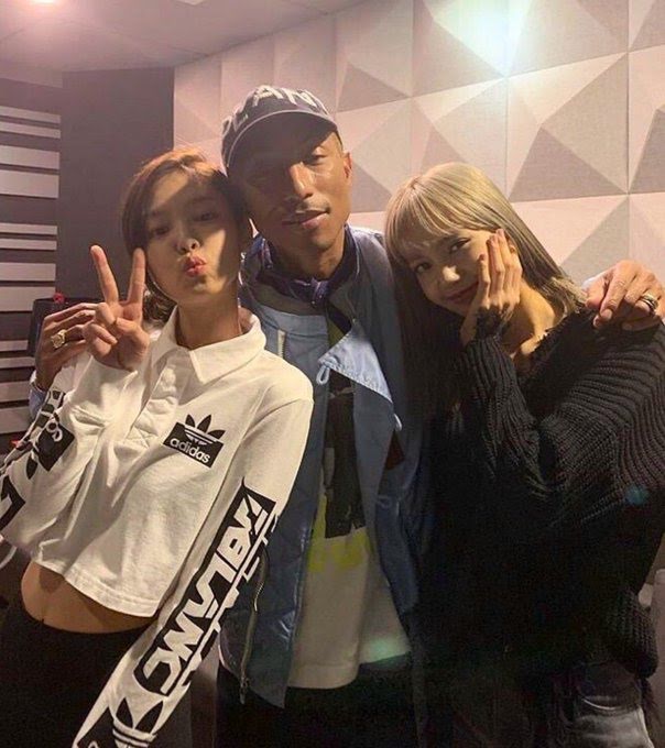 ชาวฝรั่งเศสฮือฮาประธานาธิบดี Emmanuel Macron ถ่ายภาพ Black Pink และ Pharrell William ชาวฝรั่งเศสฮือฮาประธานาธิบดี Emmanuel Macron ถ่ายภาพ Black Pink และ Pharrell William