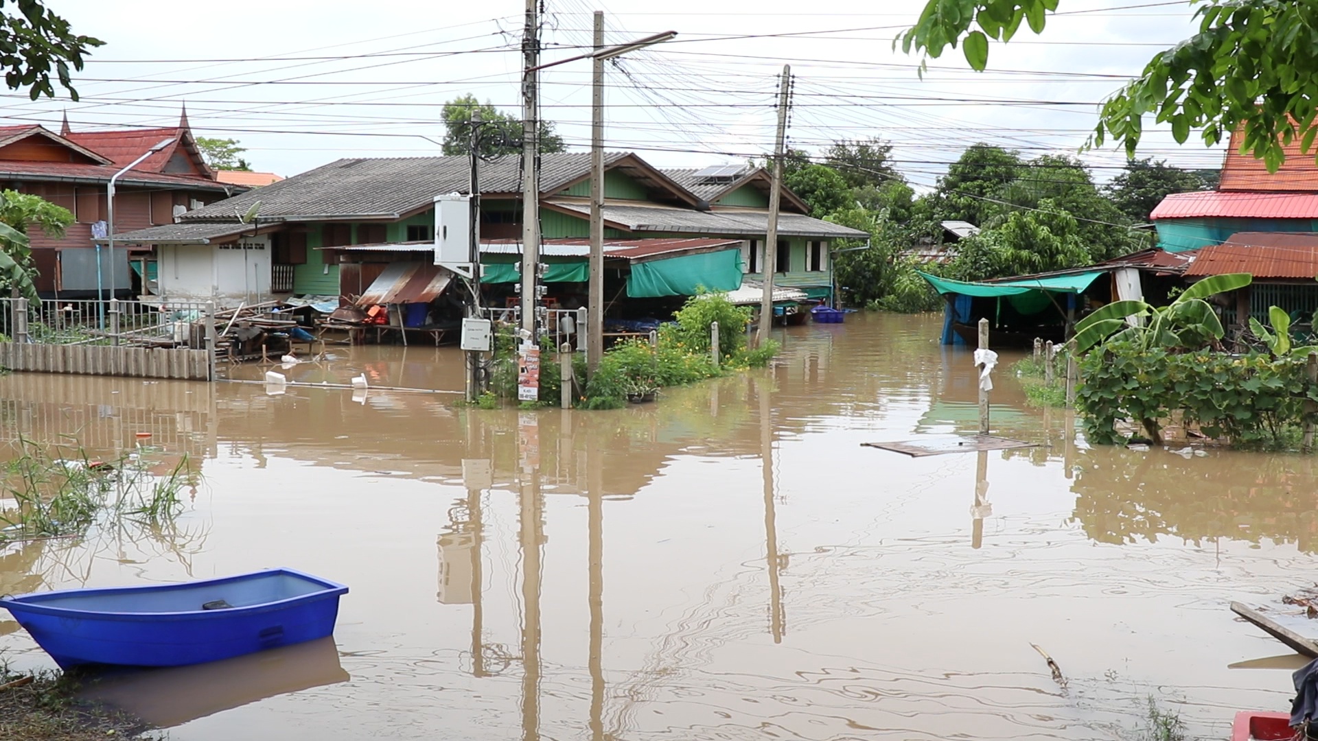 สถานการณ์น้ำท่วมล่าสุด อยุธยา 6 อำเภอจมบาดาล  บางชะนี-บางบาล หนักสุด