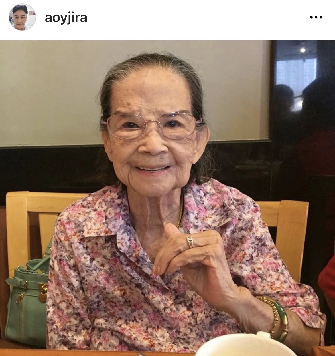 คุณยายมารศรี สุดปลื้ม รับโล่รางวัล ผู้มีอายุ 100 ปี สุขภาพดีเยี่ยม 