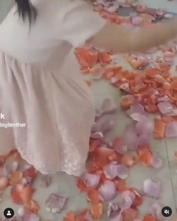 “ติ๊ก บิ๊กบราเธอร์” เดินหน้าง้ออดีตสามีหรือเปล่า? หลังโพสต์ขอบคุณ “หนุ่ม ศรราม” พร้อมคลิปที่ลูกสาวกำลังเล่นดอกกุหลาบสำนึกผิดสีส้ม 