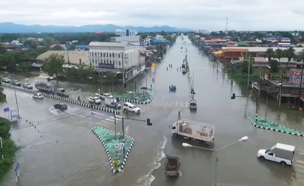 สุโขทัย อ่วม น้ำเอ่อล้นเข้าท่วมพื้นที่เศรษฐกิจฝั่งตะวันตก การเดินทางเป็นอัมพาต