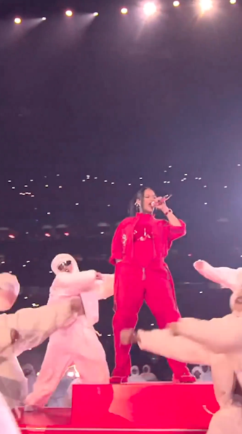 'ริฮานน่า' คัมแบ็ก!! คืนเวทีรอบ7ปี โชว์พักครึ่ง Super Bowl ลุคสีแดงเพลิง 'ริฮานน่า' คัมแบ็ก!! คืนเวทีรอบ7ปี โชว์พักครึ่ง Super Bowl ลุคสีแดงเพลิง