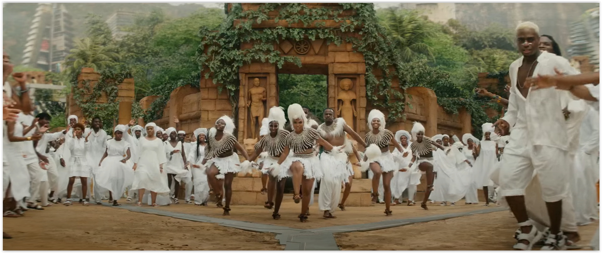 “Rihanna” เปิดตัว MV งานเดี่ยวเพลงแรกในรอบ 6 ปี “Lift Me Up”