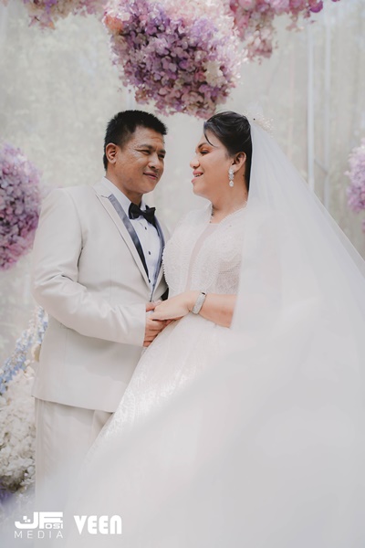 สามี แม่หญิงลี หอบดอกไม้ง้อขอคืนดีกลางงานอีเว้นท์