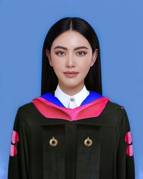 ใหม่ ดาวิกา ประสบความสำเร็จอีกขั้น!!  ได้เป็นมหาบัณฑิตแล้ว