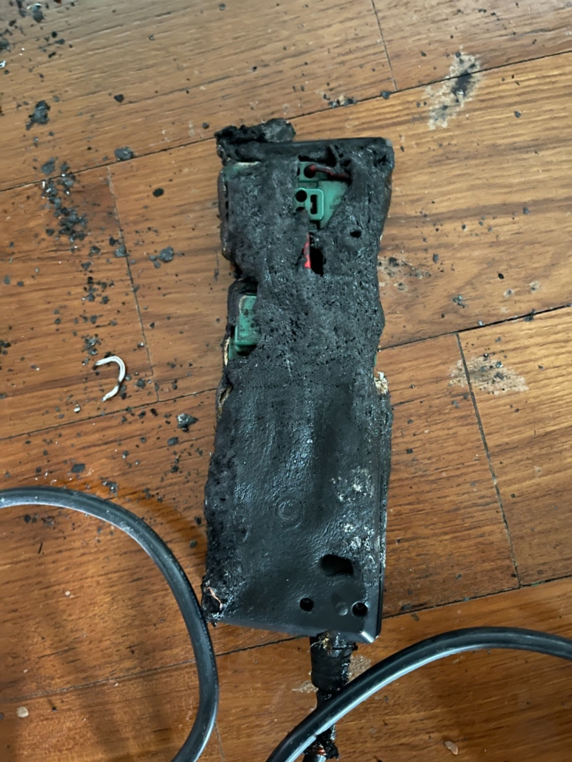 หนุ่มเตือนภัย! ชาร์จพาวเวอร์แบงก์ทิ้งไว้ ระเบิดหวิดไฟไหม้บ้าน หนุ่มเตือนภัย! ชาร์จพาวเวอร์แบงก์ทิ้งไว้ ระเบิดหวิดไฟไหม้บ้าน