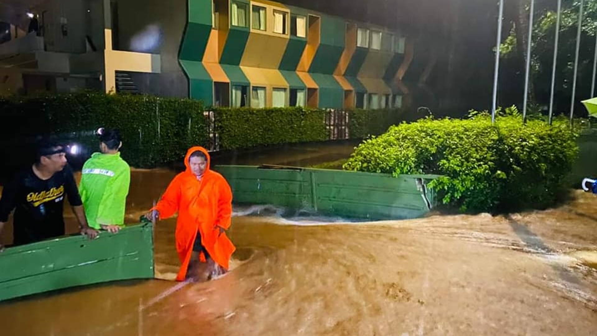 เปิดภาพ ฝนถล่มเกาะช้าง น้ำป่าหลาก-ดินสไลด์ทับบ้านเรือน เปิดภาพ ฝนถล่มเกาะช้าง น้ำป่าหลาก-ดินสไลด์ทับบ้านเรือน