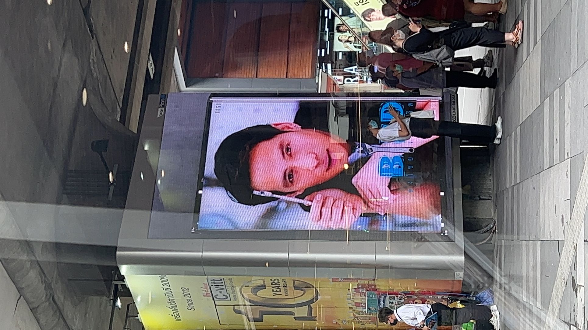  “เบิร์ด ธงไชย” ปรากฏตัวทั่วกรุง ฉลองคอนเสิร์ตกระแสตอบรับดี    