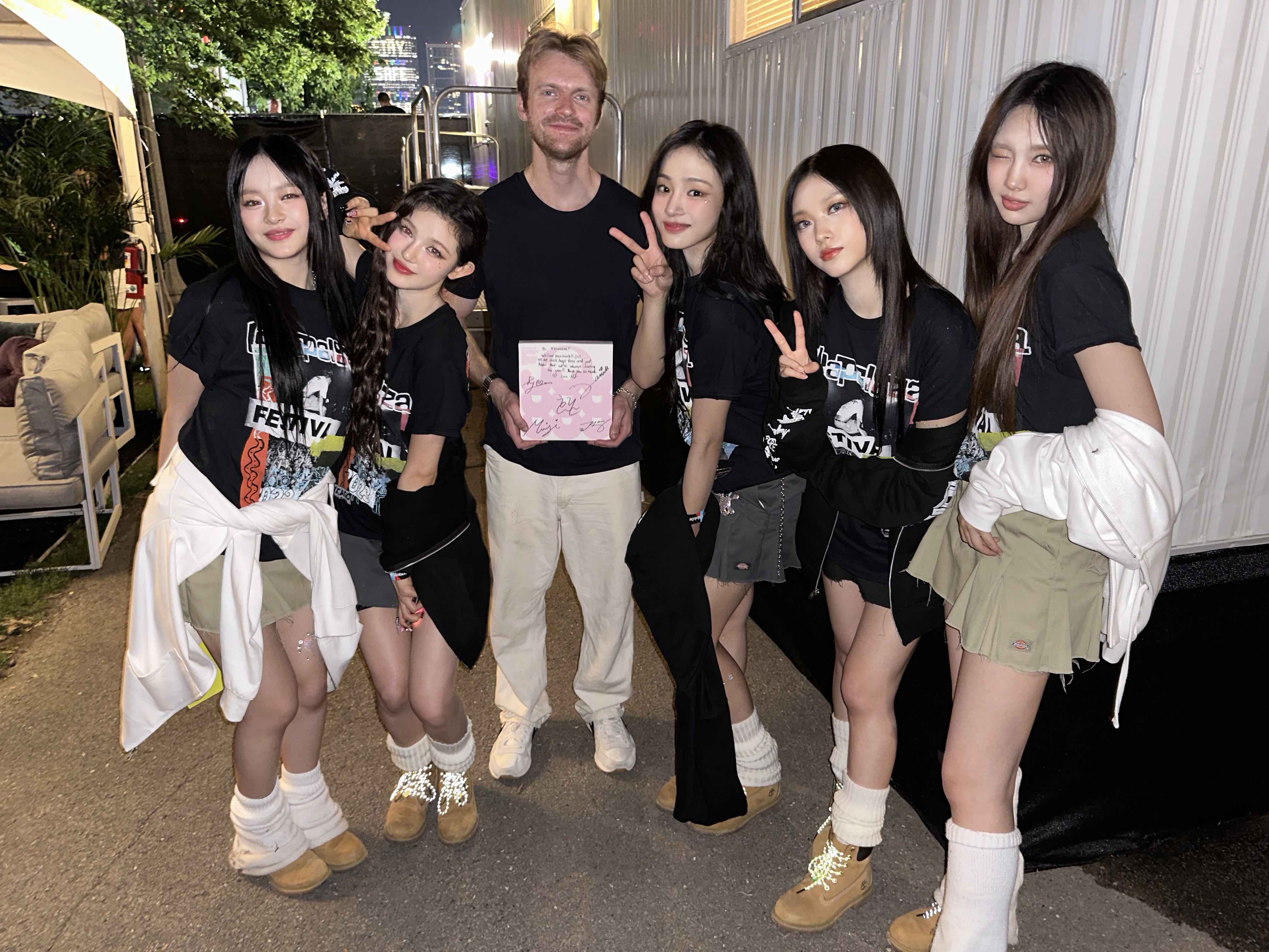 ตัวแม่สุดมุ้งมิ้ง!! NewJeans กระทบไหล่ Billie Eilish ที่เทศกาลดนตรี Lollapalooza ตัวแม่สุดมุ้งมิ้ง!! NewJeans กระทบไหล่ Billie Eilish ที่เทศกาลดนตรี Lollapalooza