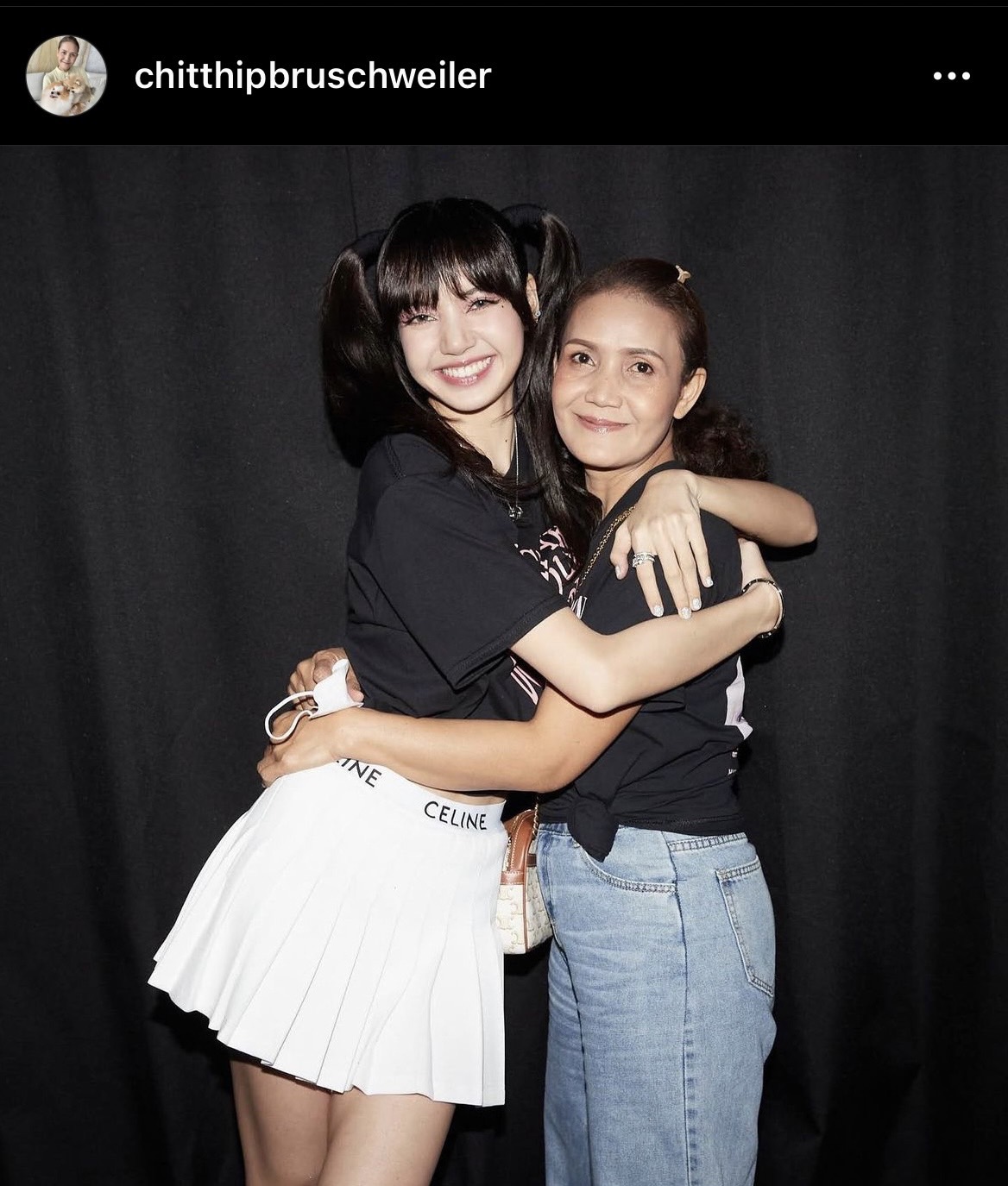 อบอุ่นหัวใจ ลิซ่าถ่ายภาพคู่ คุณยาย หลังร่วมชมคอนเสิร์ตหลานสาว