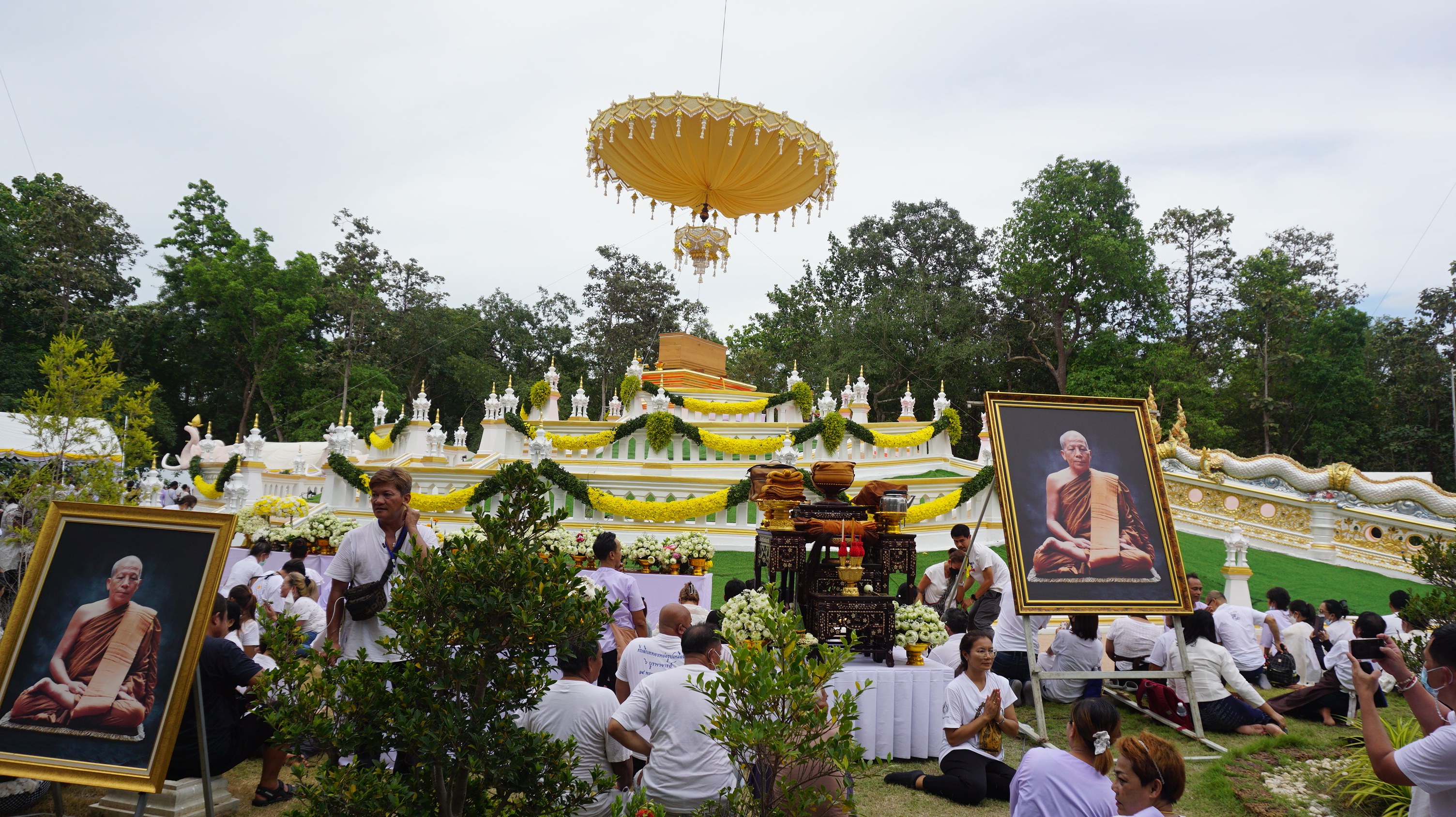 ประมวลภาพพิธีเคลื่อนสรีระสังขาร หลวงปู่แสง ขึ้นสู่เมรุชั่วคราว ประมวลภาพพิธีเคลื่อนสรีระสังขาร หลวงปู่แสง ขึ้นสู่เมรุชั่วคราว