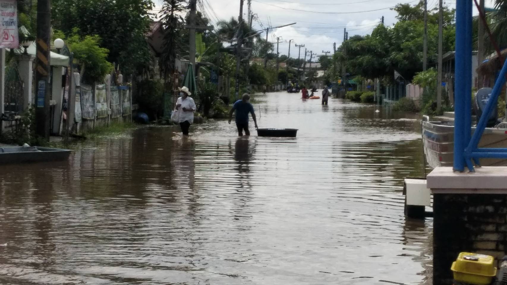 เปิดภาพน้ำท่วมโคราชบางจุดสูงกว่า 1 เมตร อำเภอชุมพวงหนักสุดในรอบ 12 ปี เปิดภาพน้ำท่วมโคราชบางจุดสูงกว่า 1 เมตร อำเภอชุมพวงหนักสุดในรอบ 12 ปี