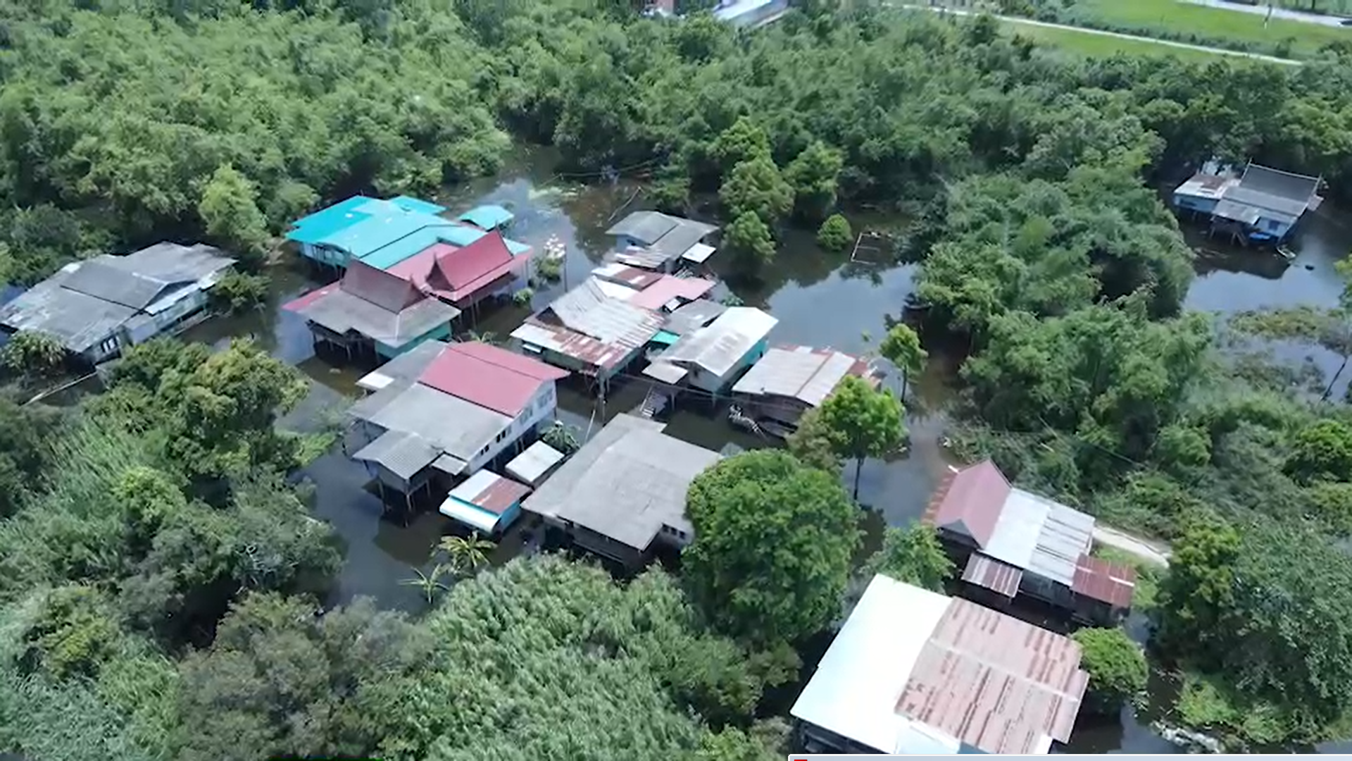น้ำเหนือมาแล้ว! ชาวบางบาล อยุธยาฯ เร่งขนของขึ้นที่สูงเตรียมรับน้ำท่วม 