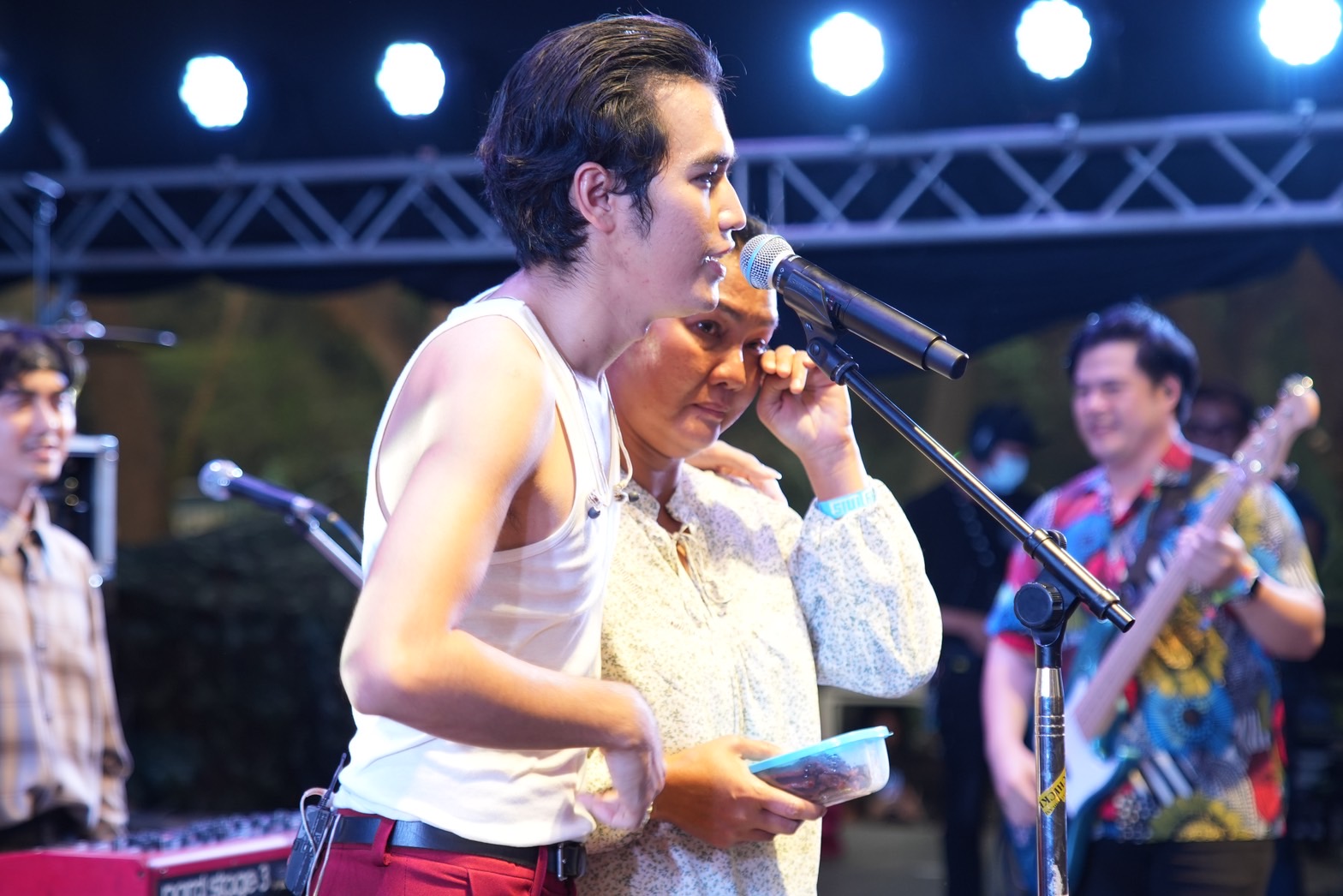 แฟนคลับประทับใจ!! คุณแม่ โจอี้ ภูวศิษฐ์ โผล่เซอร์ไพรส์กลางเวทีคอนเสิร์ต แฟนคลับประทับใจ!! คุณแม่ โจอี้ ภูวศิษฐ์ โผล่เซอร์ไพรส์กลางเวทีคอนเสิร์ต