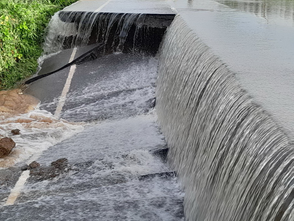 เปิดภาพ 'อ่างทอง' อ่วมน้ำท่วม เจ้าพระยาไหลบ่าป่าโมก ถนนพัง-เสาไฟหัก เปิดภาพ 'อ่างทอง' อ่วมน้ำท่วม เจ้าพระยาไหลบ่าป่าโมก ถนนพัง-เสาไฟหัก