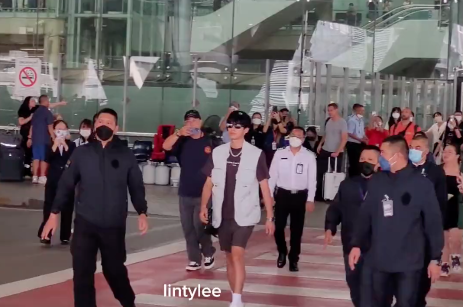 ตี๋ถึงไทยแล้ว!! 'ดีแลน หวัง' พระเอก F4 จีน พร้อมถ่ายทำ Keep Running ในกรุงเทพและพัทยา ตี๋ถึงไทยแล้ว!! 'ดีแลน หวัง' พระเอก F4 จีน พร้อมถ่ายทำ Keep Running ในกรุงเทพและพัทยา