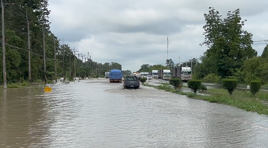 ถ.มิตรภาพ จมน้ำ! หลังเจอฝนตกหนัก รถทัวร์-รถบรรทุก เสียหายหลายคัน ถ.มิตรภาพ จมน้ำ! หลังเจอฝนตกหนัก รถทัวร์-รถบรรทุก เสียหายหลายคัน