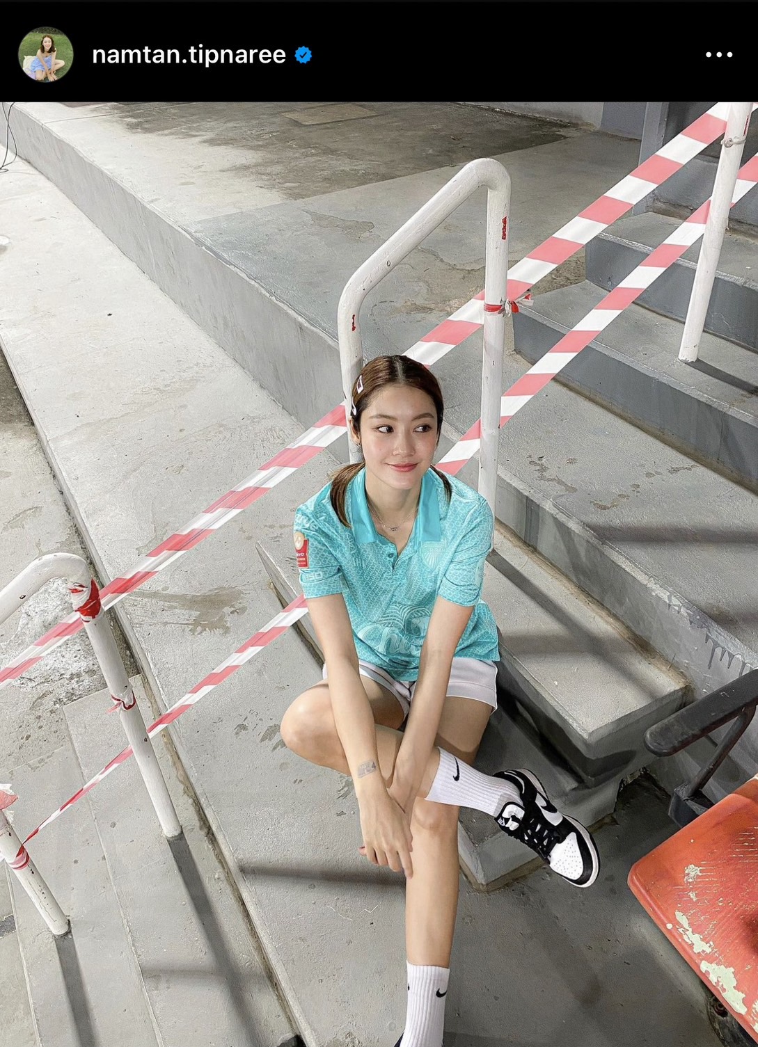โมเมนต์น่ารัก น้ำตาล ทิพย์นารี ตามเชียร์พี่ชาย ต้น นฤบดินทร์ ติดขอบสนาม