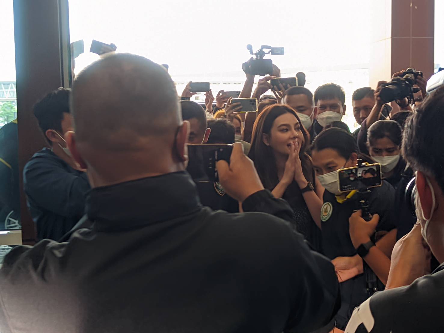 ดิว อริสรา เข้ายืนยันคำให้การ คดีเว็บพนันออนไลน์ 