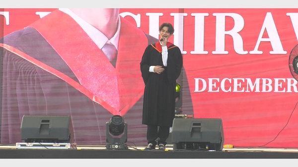 ไบร์ท วชิรวิชญ์ ปลื้ม แฟนคลับจัดเต็มร่วมยินดีรับปริญญา    (มีคลิป)