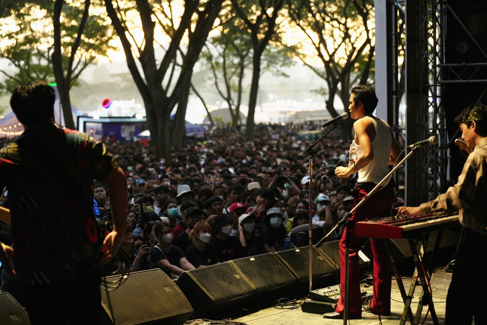 แฟนคลับประทับใจ!! คุณแม่ โจอี้ ภูวศิษฐ์ โผล่เซอร์ไพรส์กลางเวทีคอนเสิร์ต แฟนคลับประทับใจ!! คุณแม่ โจอี้ ภูวศิษฐ์ โผล่เซอร์ไพรส์กลางเวทีคอนเสิร์ต