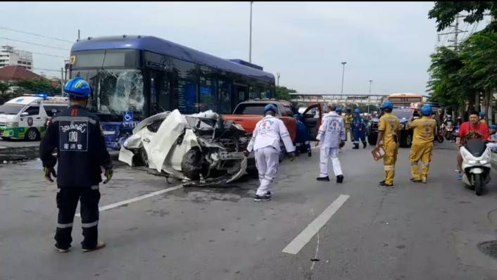 เปิดนาทีระทึก! รถเมล์เบรคแตก ชนรวดกว่า 10 คัน เปิดนาทีระทึก! รถเมล์เบรคแตก ชนรวดกว่า 10 คัน