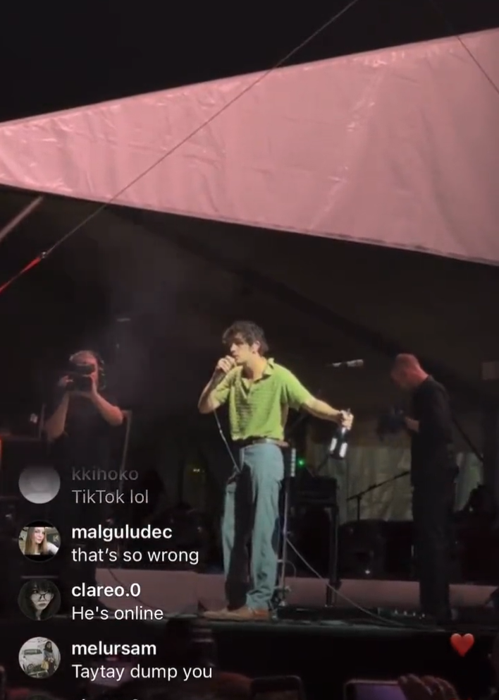 “The 1975”  โดนแบนในเทศกาลดนตรีที่มาเลเซีย หลังโชว์จูบมือเบสบนเวที  (มีคลิป) 