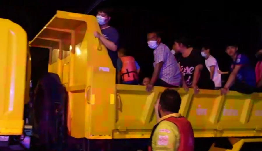 อพยพชาวบ้านวุ่น! น้ำป่าหลากท่วม 5 หมู่บ้านที่กำแพงเพชร 