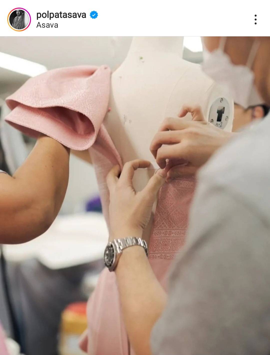 มินนี่ นำทีมวง (G)I-DLE สวมชุดผ้าไหมแบรนด์ไทย ASAVA เดินพรมแดง GDA 