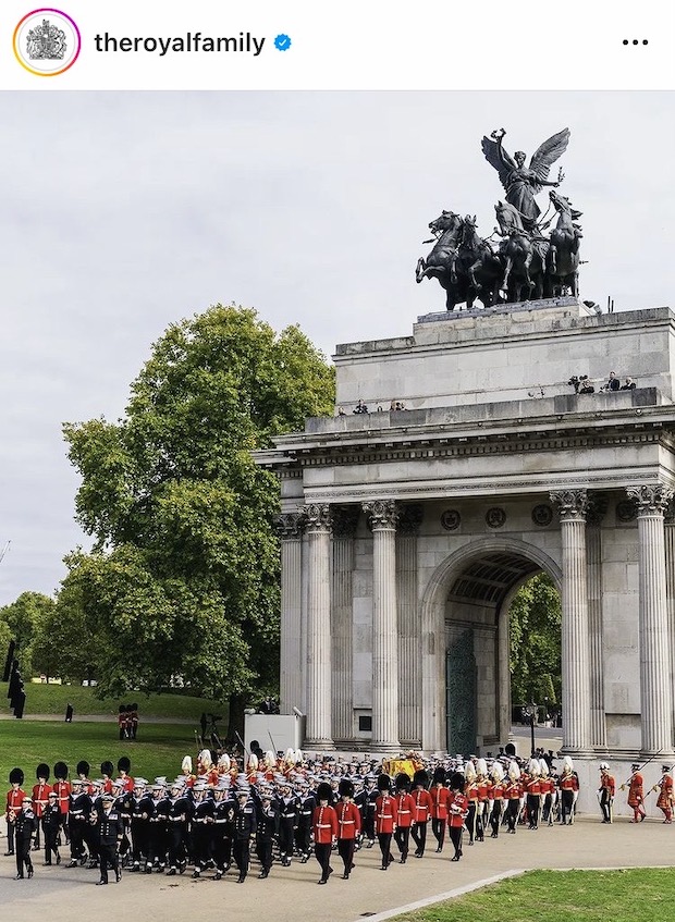 พระบรมศพ ‘ควีนเอลิซาเบธที่ 2’ ฝังเคียงข้าง ‘เจ้าชายฟิลิป’ ณ โบสถ์น้อยเซนต์จอร์จ (มีคลิป)