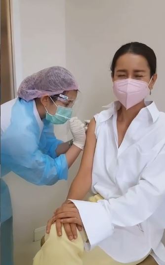 สองนางเอก คนบันเทิง ตบเท้าเข้ารับวัคซีน ป้องกันโควิด-19