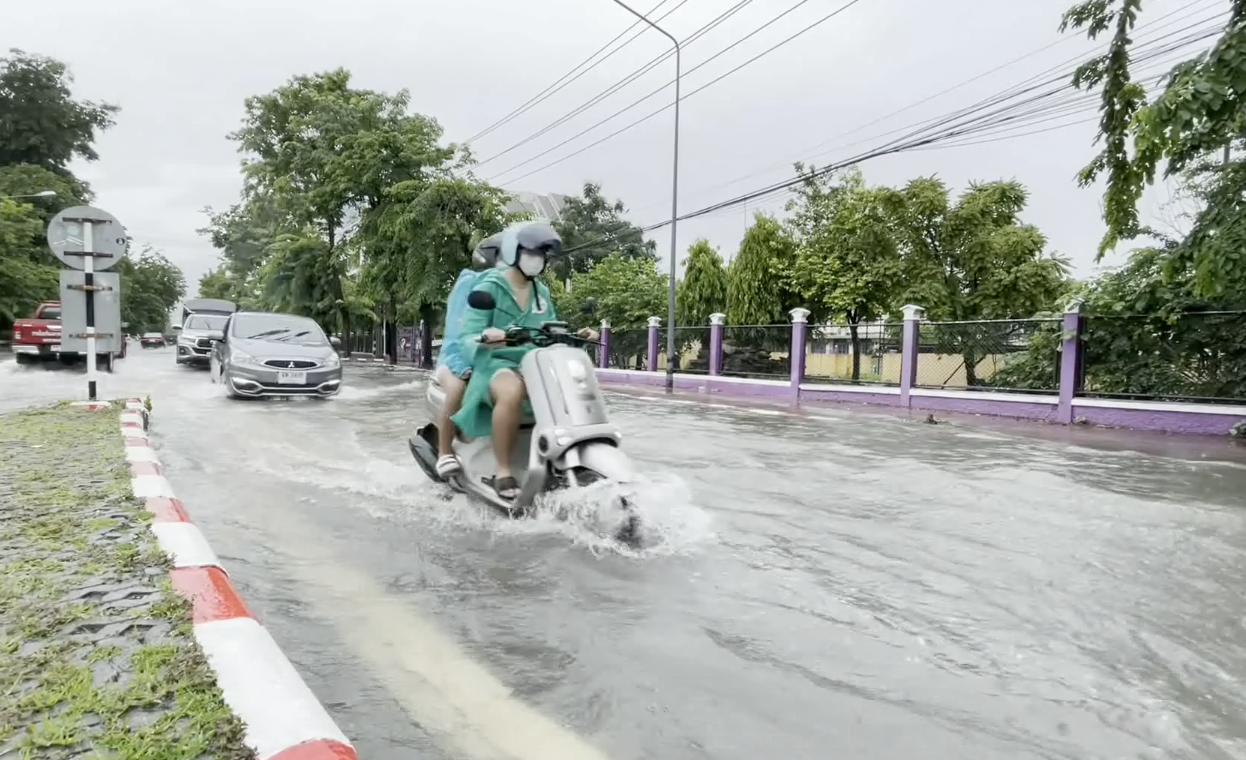 ตัวเมืองเชียงใหม่อ่วมน้ำท่วมถนนหลายจุด หลังฝนถล่มตลอดวัน