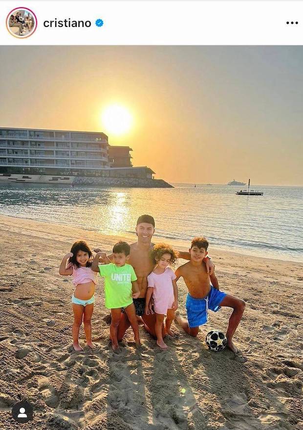 ภาพแรกหลังมรสุม!! ‘คริสเตียโน่ โรนัลโด้’ เผยภาพครอบครัวหลังเสียแฝดชายแรกคลอด ภาพแรกหลังมรสุม!! ‘คริสเตียโน่ โรนัลโด้’ เผยภาพครอบครัวหลังเสียแฝดชายแรกคลอด