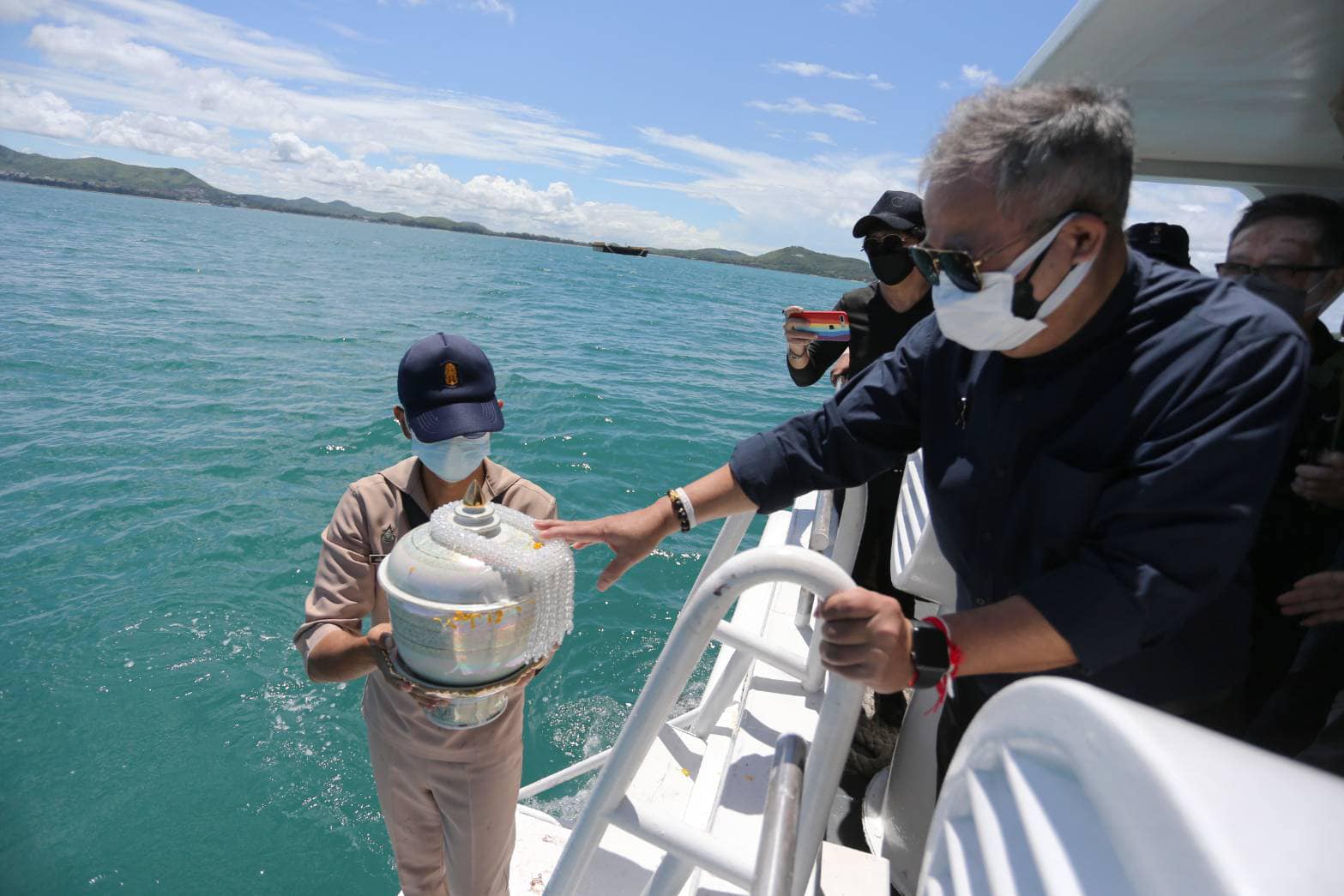 เป็ด เชิญยิ้ม นำอัฐิ พ่อแม่ ลอยอังคาร จ่อนำเงินทำบุญสร้างพระประธาน เป็ด เชิญยิ้ม นำอัฐิ พ่อแม่ ลอยอังคาร จ่อนำเงินทำบุญสร้างพระประธาน