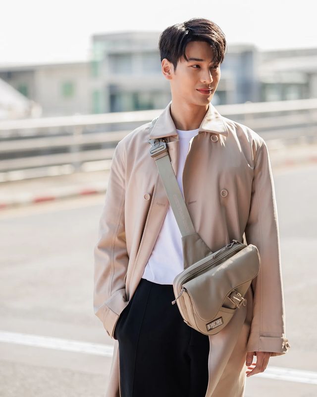 ส่องแอร์พอร์ตลุค!! ‘อาโป ณัฐวิญญ์’ หล่อละมุนลัดฟ้าสู่ปารีส ร่วมชมแฟชั่นโชว์ Dior ส่องแอร์พอร์ตลุค!! ‘อาโป ณัฐวิญญ์’ หล่อละมุนลัดฟ้าสู่ปารีส ร่วมชมแฟชั่นโชว์ Dior