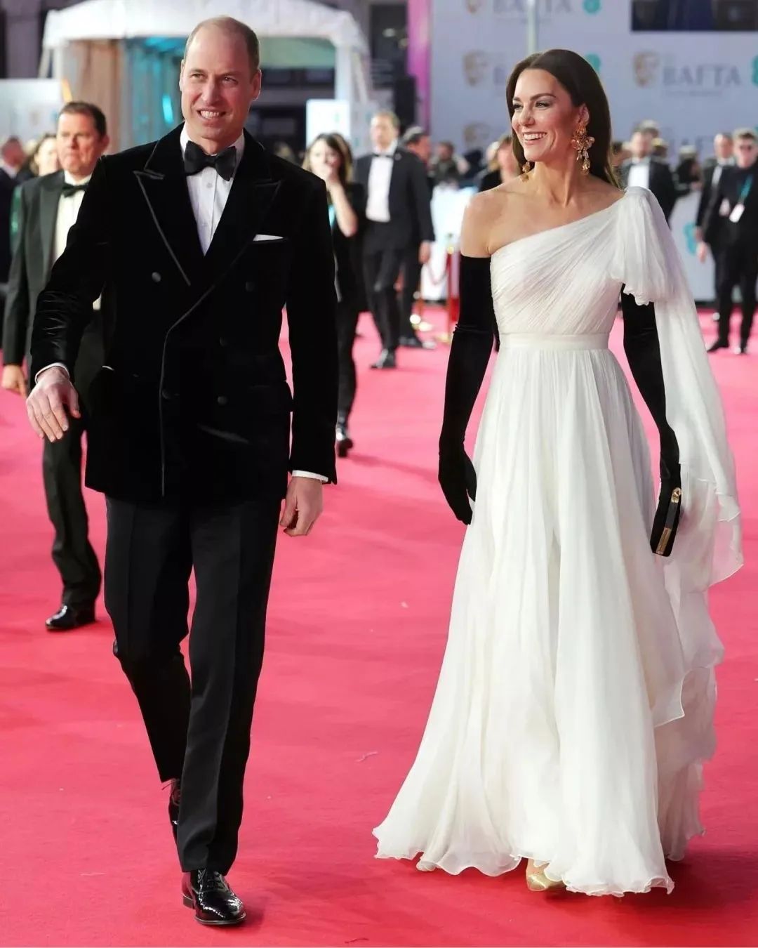 พรมแดงอลังการ!! ‘เจ้าชายวิลเลียมและพระชายา’ เสด็จร่วมงานประกาศรางวัล BAFTA ครั้งที่ 76 พรมแดงอลังการ!! ‘เจ้าชายวิลเลียมและพระชายา’ เสด็จร่วมงานประกาศรางวัล BAFTA ครั้งที่ 76