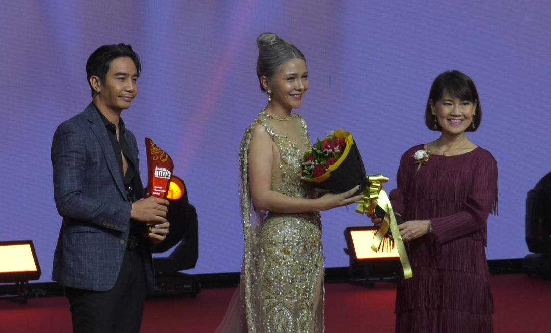 คนวงการลูกทุ่งรวมกันรับรางวัลอย่างล้นหลามในงาน คมชัดลึก ลูกทุ่ง AWARDS 2565 