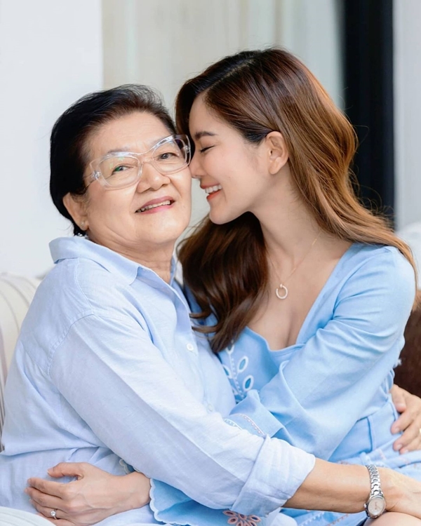 เก็บตกภาพความรัก ความอบอุ่น วันแม่ ของเหล่าคนดัง