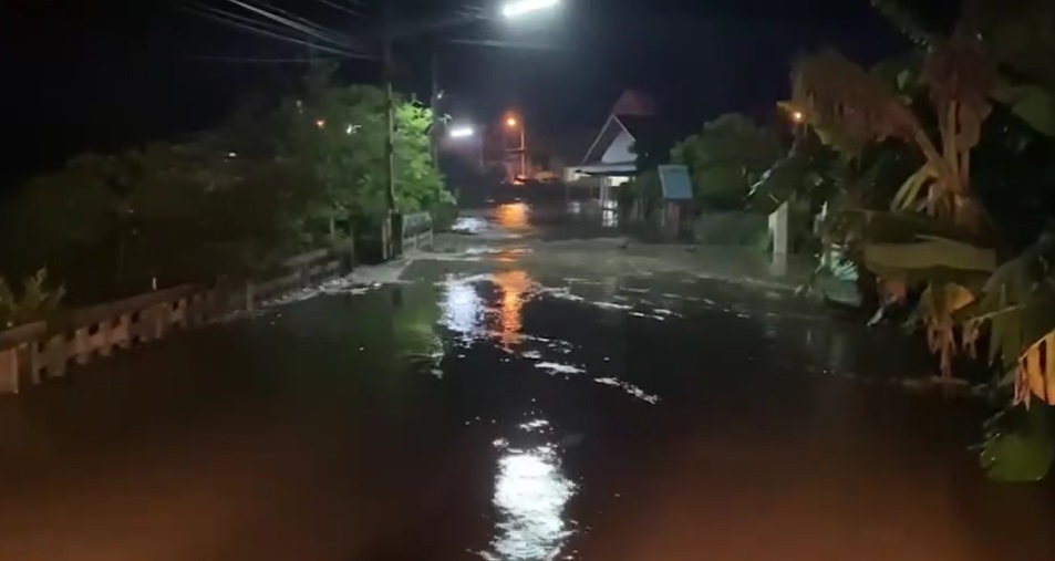 อพยพชาวบ้านวุ่น! น้ำป่าหลากท่วม 5 หมู่บ้านที่กำแพงเพชร 