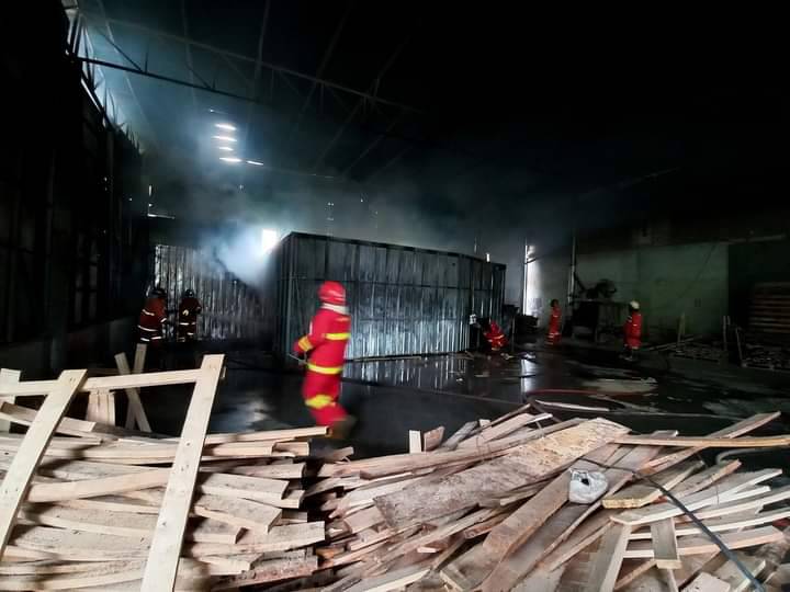 ด่วน! ไฟไหม้โรงงานดังโคราช เปลวเพลิงเผาเตาอบไม้พาเลทวอด