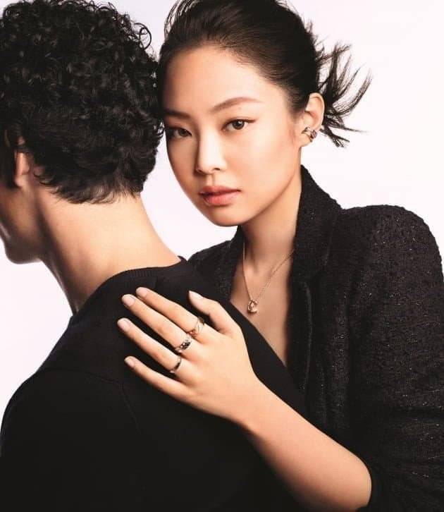 V BTS ใสต่างหูแบรนด์ Chanel รุ่นเดียวกับที่ เจนนี่ เป็นพรีเซนเตอร์