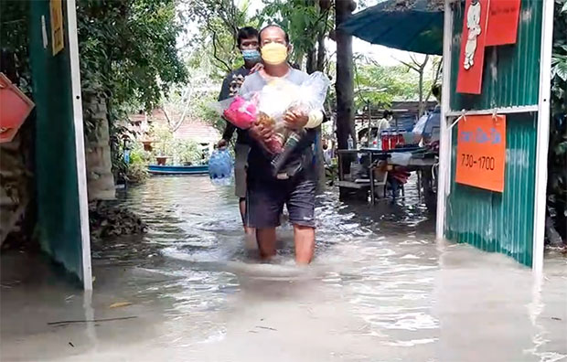 น้ำท่วมนนทบุรีอ่วม! ระดับน้ำขึ้นสูงขึ้นอย่างต่อเนื่องเร่งเสริมกระสอบทราย น้ำท่วมนนทบุรีอ่วม! ระดับน้ำขึ้นสูงขึ้นอย่างต่อเนื่องเร่งเสริมกระสอบทราย