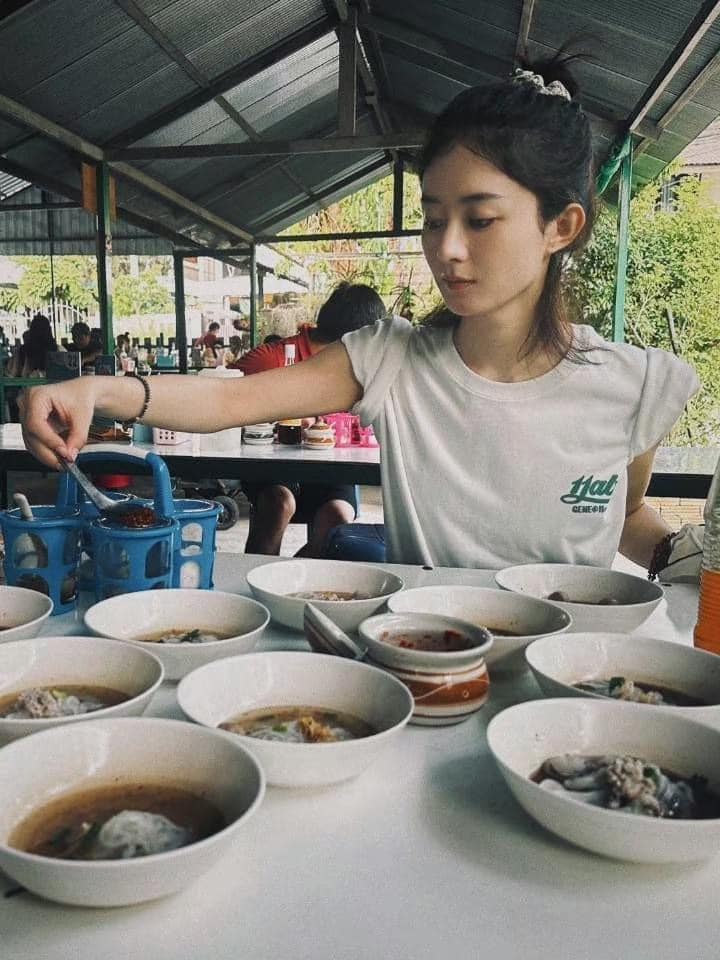 สั่งก๋วยเตี๋ยวเต็มโต๊ะ!! 'จ้าวลี่อิ่ง' นางเอกซุปตาร์จีน ไม่พลาดชิมของแซ่บเมืองไทย สั่งก๋วยเตี๋ยวเต็มโต๊ะ!! 'จ้าวลี่อิ่ง' นางเอกซุปตาร์จีน ไม่พลาดชิมของแซ่บเมืองไทย